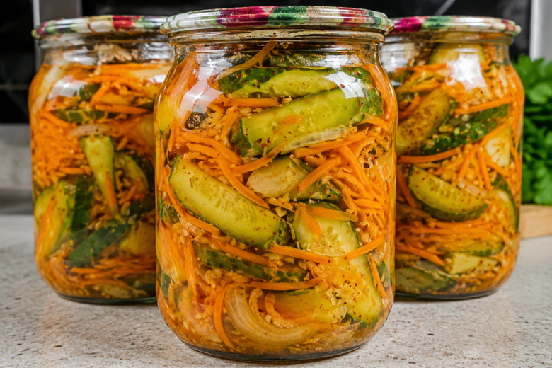 любимый салат с огурцами и морковью