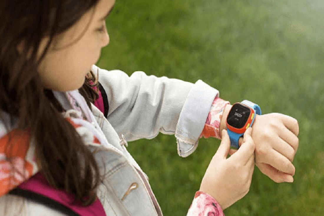 Белорусские школьники смогут носить смарт-часы, но есть нюанс