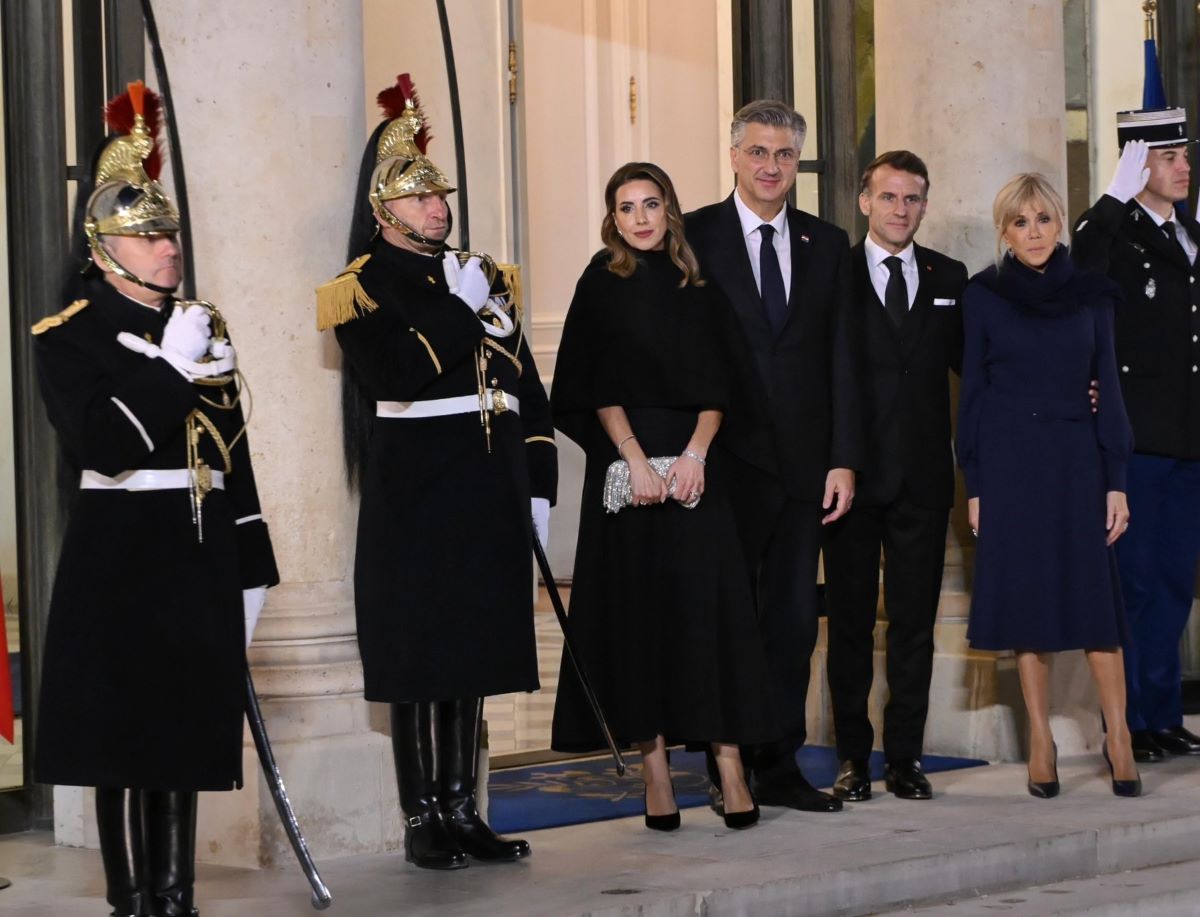 Брижит Макрон и Ана Пленкович меряются стилем в Париже: черное VS синее – чьи платья произвели впечатление?