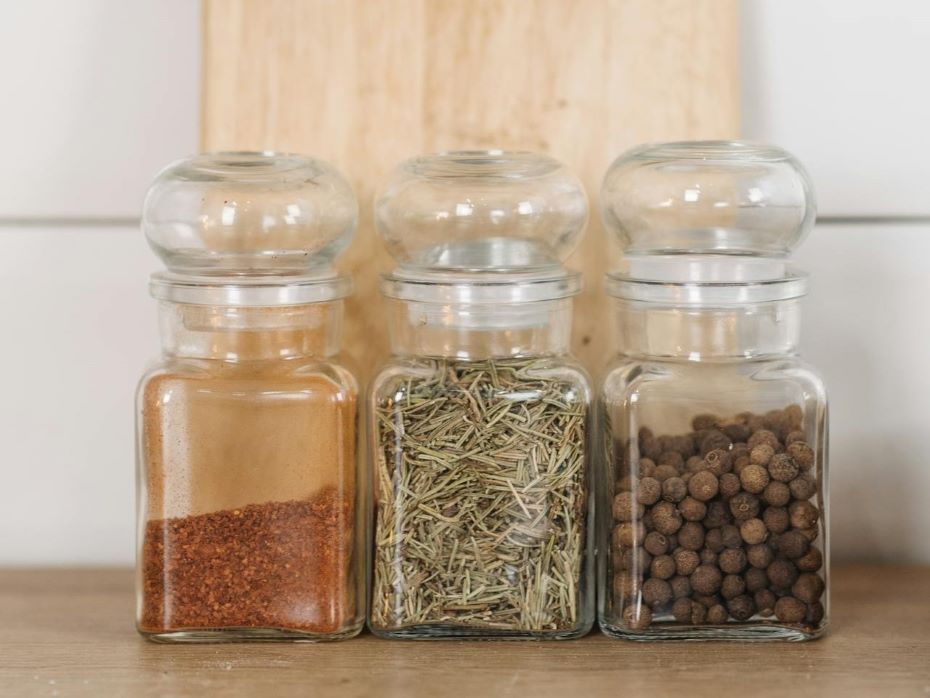 Что нельзя хранить на кухне в стеклянной таре? Вы удивитесь, когда узнаете