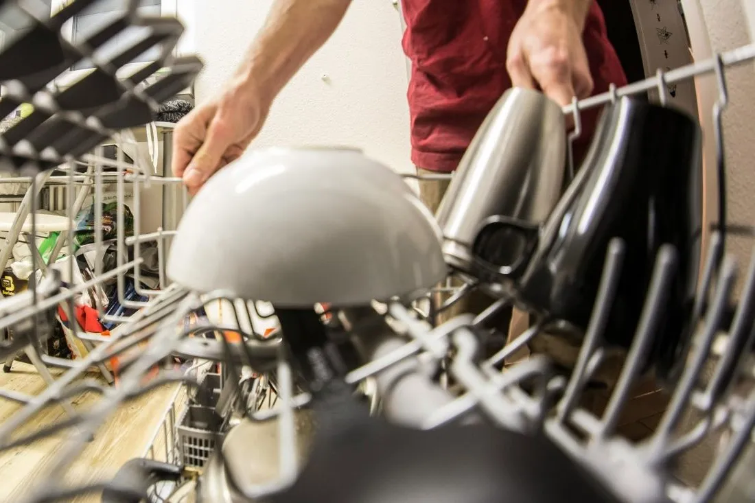 Что никогда не надо ставить в посудомоечную машину: 10 видов посуды, которую моют только руками