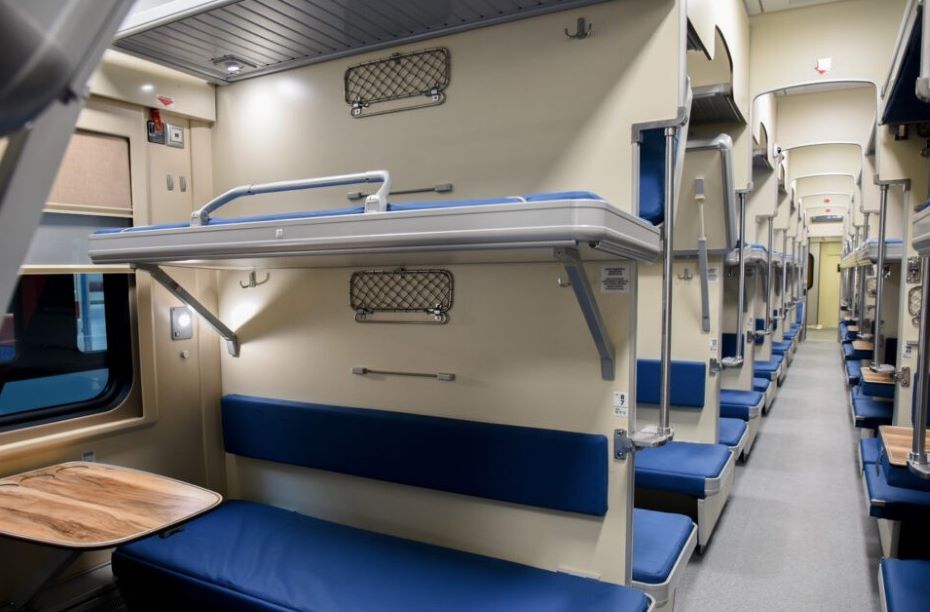 Должны ли пассажиры нижних полок поездов разрешать пользоваться своей полкой пассажирам верхних полок? 