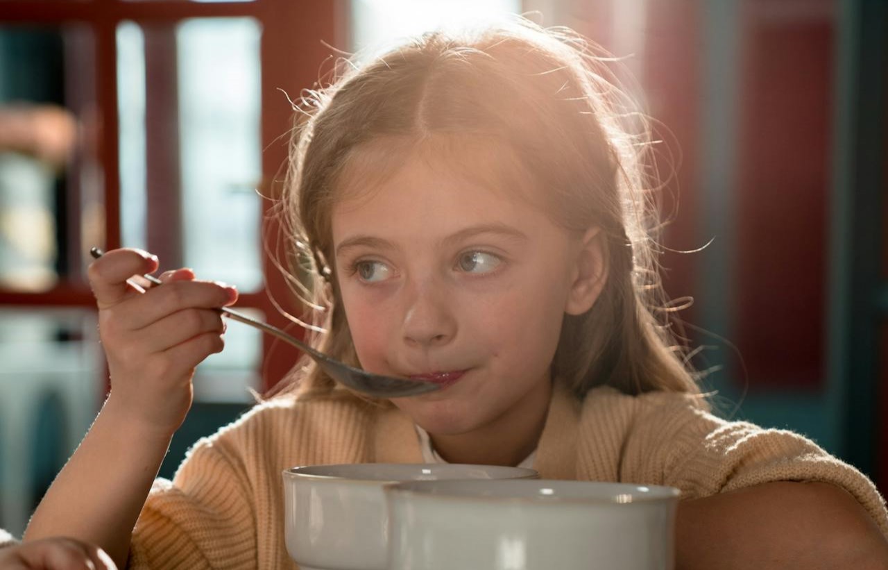 Дома у подруги мне налили тарелку супа. Так потом ее мама жаловалась, что я объедаю их семью