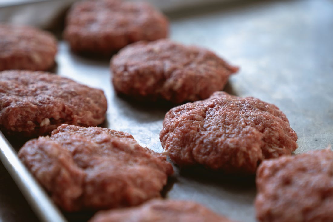 Этот секретный ингредиент делает фарш невероятно сочным и нежным — все повара его скрывают