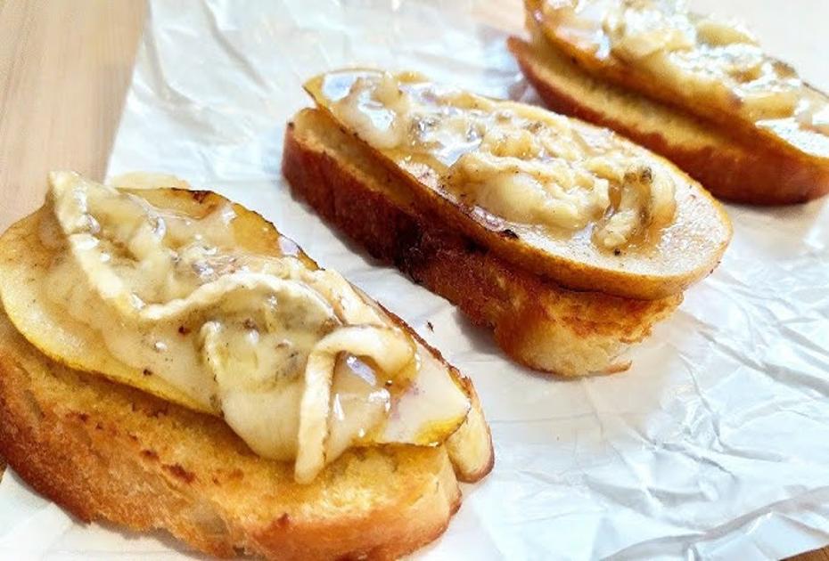 Готовим грушевые гренки с сыром и мёдом