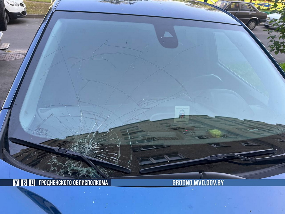 Гродненец выбросил пакет из окна многоэтажки и попал в автомобиль