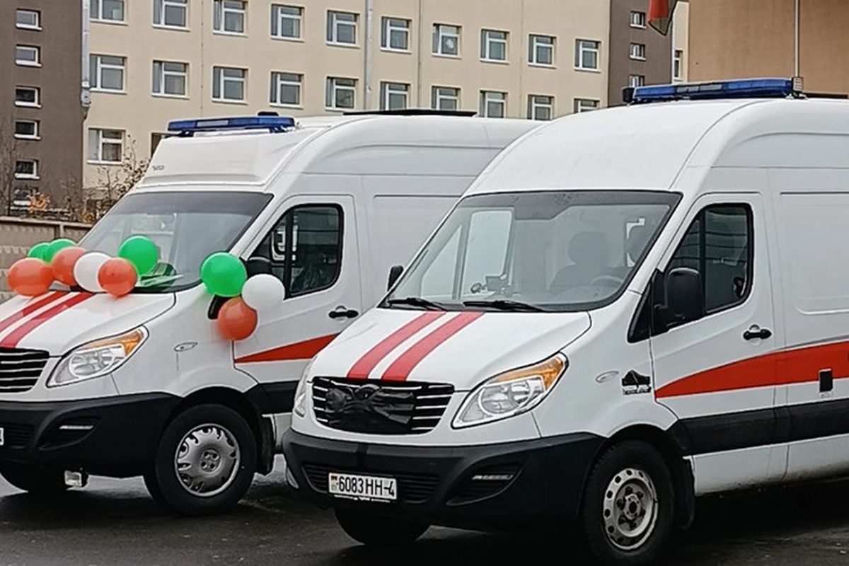 Гродненская область получила семь мобильных ФАПов и 12 машин скорой помощи
