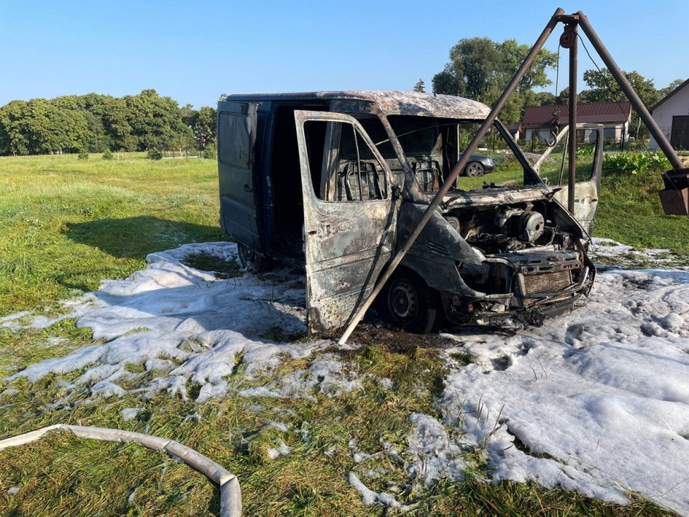 Грузовой фургон сгорел в Кореличах