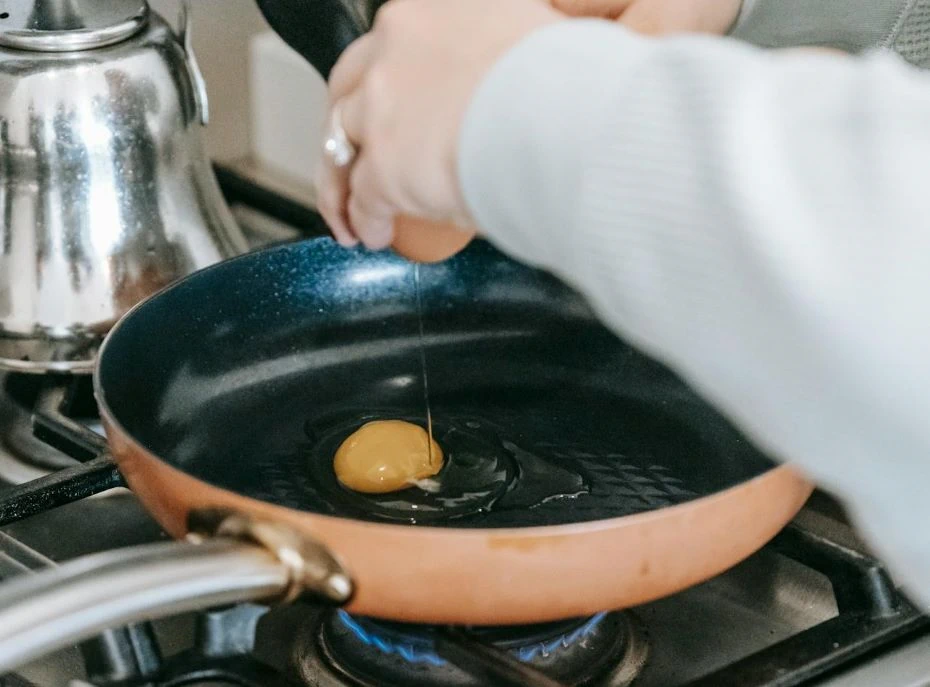 Хитрость на вес золота: посыпьте этим порошком сковороду, и яйца не пригорят