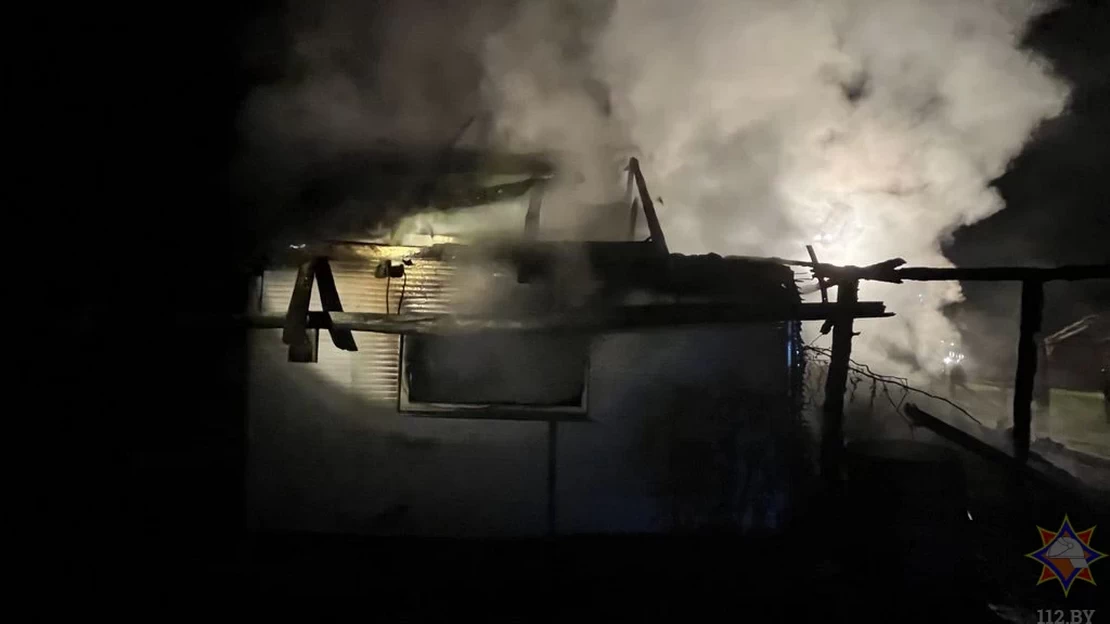 Хозпостройка сгорела на дачном участке в Мостовском районе