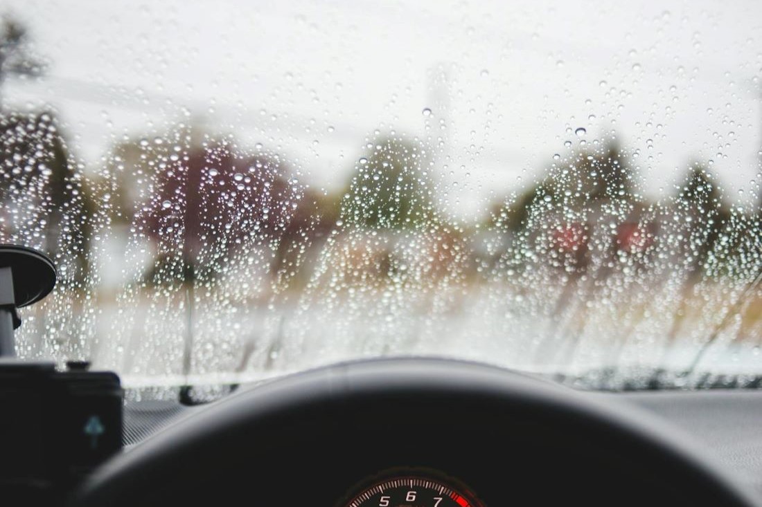 Инструктор по вождению показала, как быстро очистить запотевшее лобовое стекло