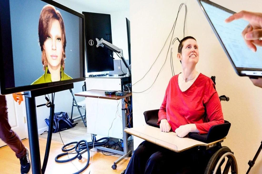 Искусственный интеллект помог женщине снова заговорить после инсульта