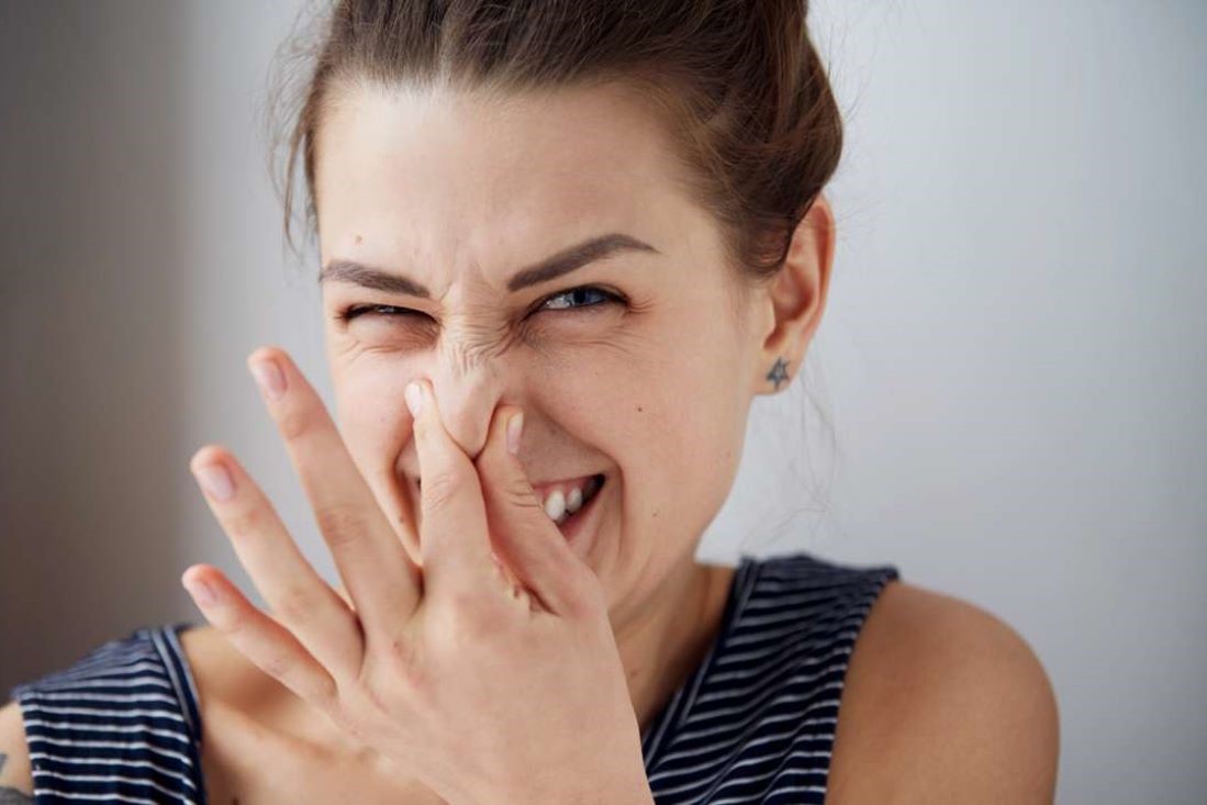 Как быстро убрать запах мочи, табака и затхлости в доме? Поможет средство из аптечки