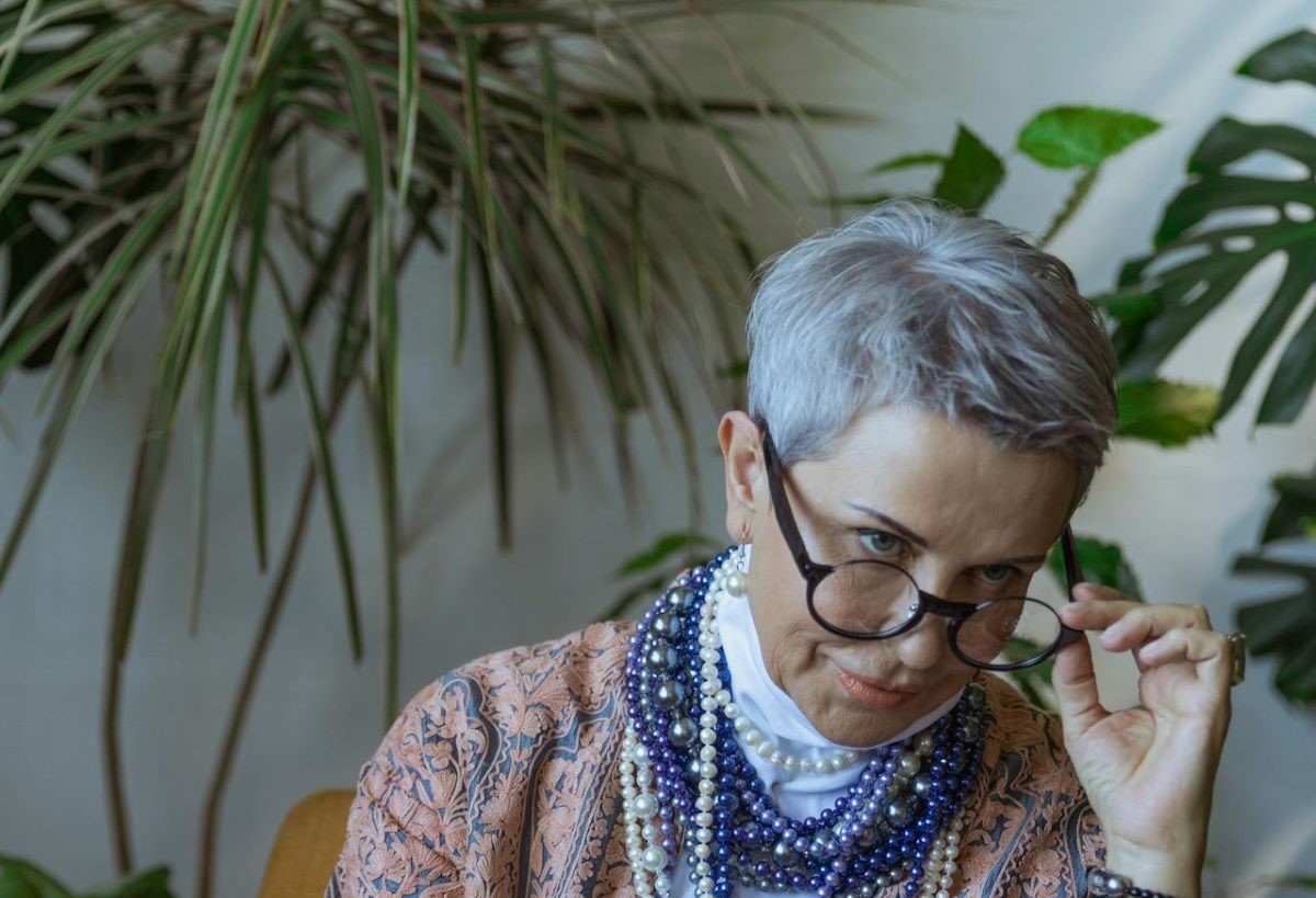 Как избавиться от желтого оттенка седых волос?