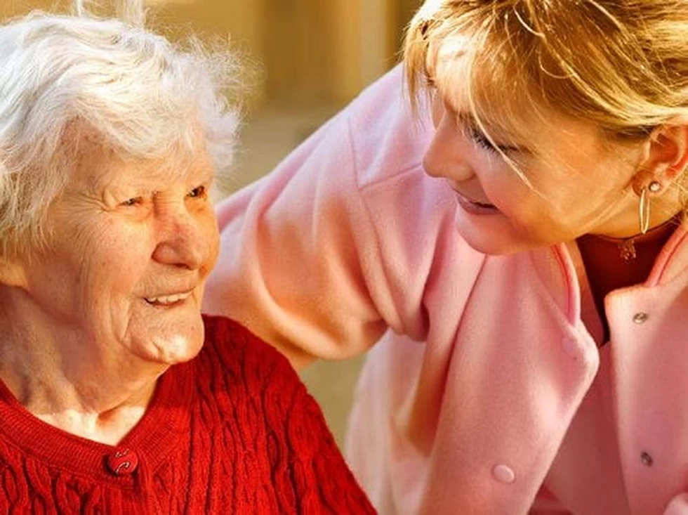 Как оформить пособие по уходу за пожилым человеком и сколько платят, пояснили в Минтруда