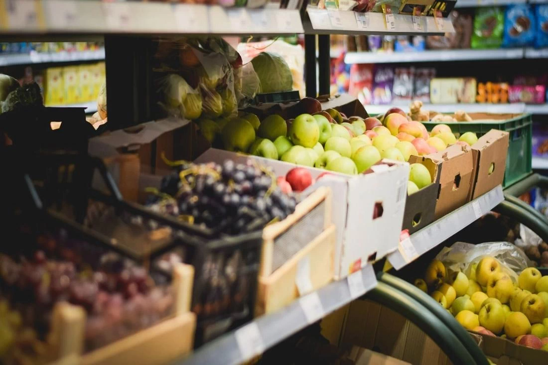 КГК выявил просрочку и нарушение правил торговли в сельских магазинах Гродненской области