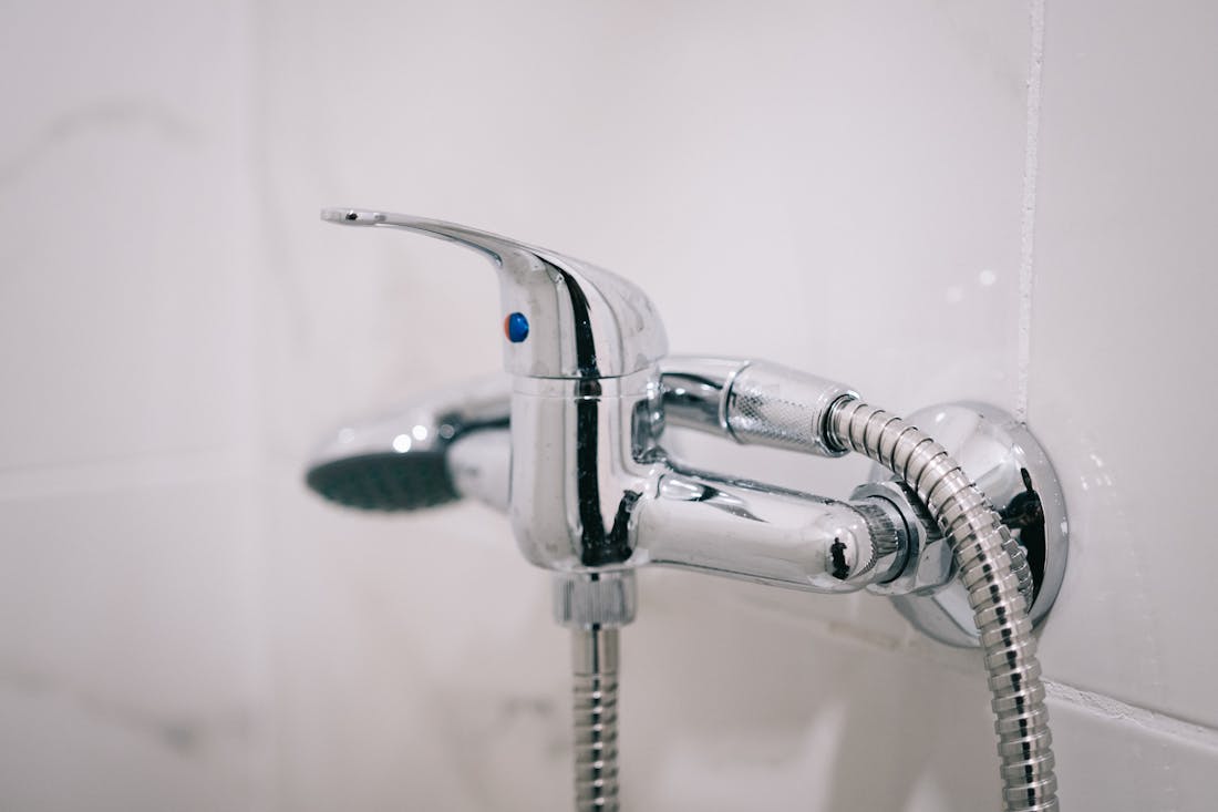 Краны долго будут оставаться блестящими: трюк с пергаментной бумагой творит чудеса