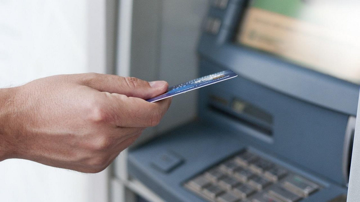 Крупный белорусский банк ограничил снятие наличных с карт