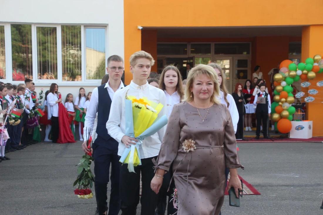 Кто сегодня учит белорусских школьников: Белстат озвучил статистику ко Дню учителя