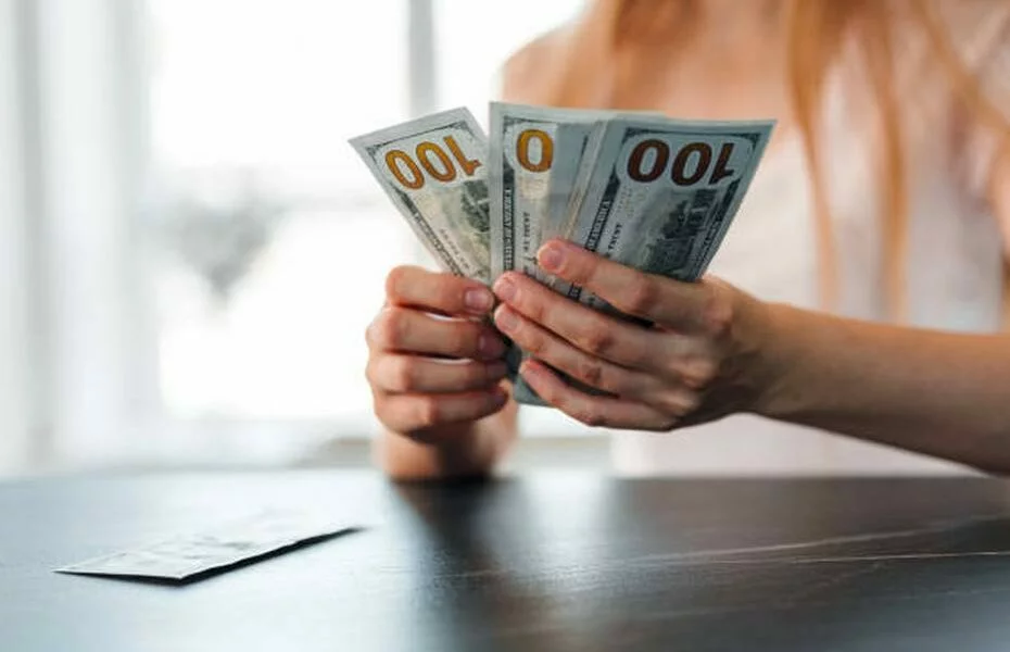 Курсы валют на 28 августа: доллар и российский рубль выросли, евро снизился