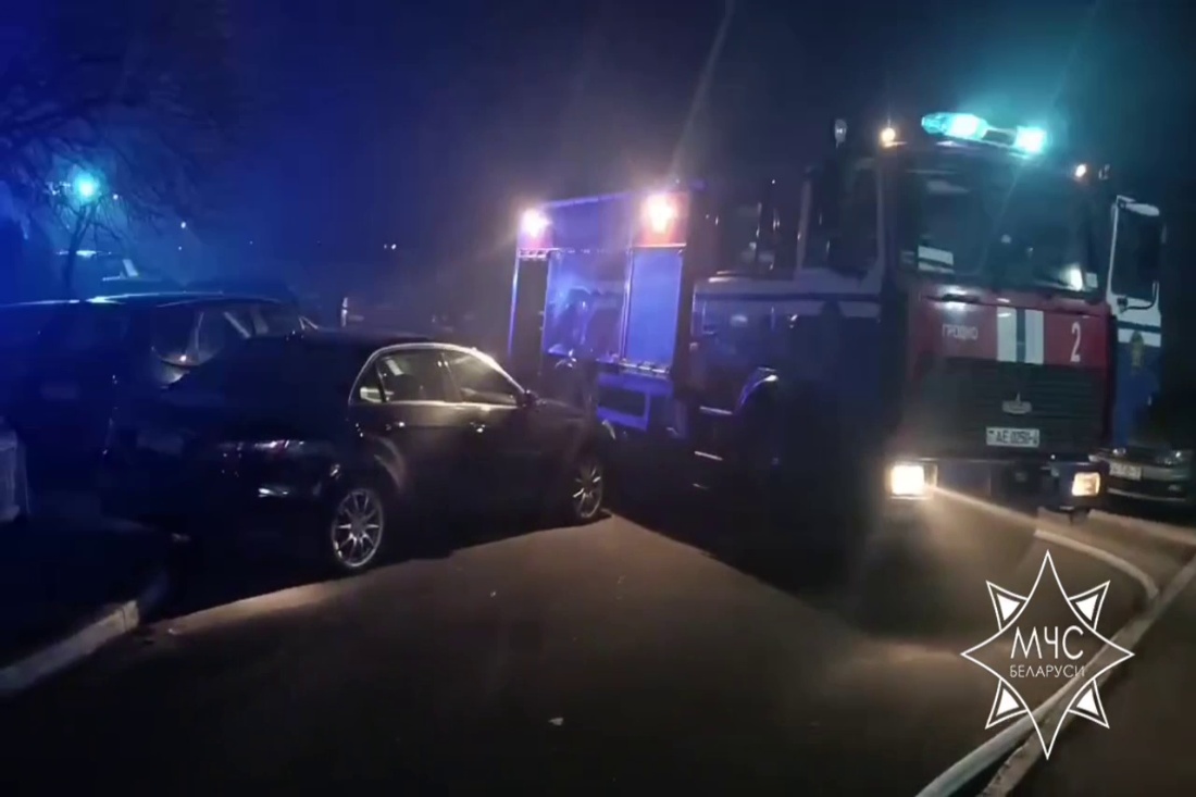 Квартира загорелась среди ночи в Гродно: спасатели вынесли хозяйку из огня и эвакуировали 12 человек