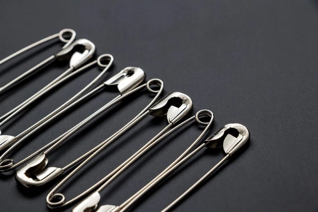 Мало кто знает, для чего предназначено маленькое отверстие в булавке: эта деталь не случайна