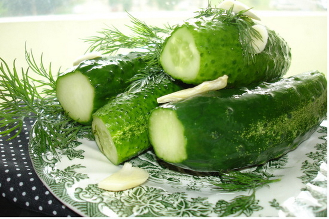 Малосольные огурцы с минералкой и базиликом: готовим без кипятка и заморочек