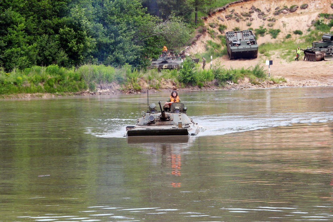 Мотострелки отрабатывают преодоление водных преград на полигоне 11-й гвардейской механизированной бригады