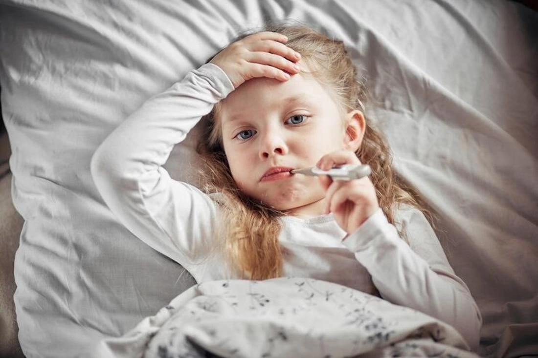 Может ли папа уйти на больничный по уходу за старшим ребенком, если мама в декрете с младшим?