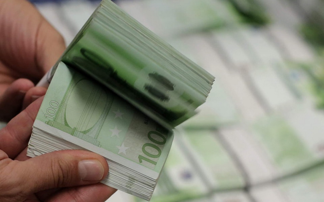 Мужчина случайно обнаружил в старом пальто лотерейный выигрыш на 15,3 млн евро