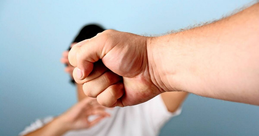 Мужчине сломали челюсть за замечание о распитии алкоголя