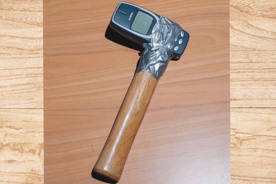 Мужчине срочно понадобился молоток, поэтому он сделал его сам. Вы будете плакать, когда увидите, из чего он сделан
