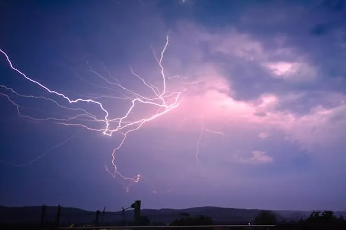 На запад Беларуси идут ливни и шквалы: объявлено предупреждение