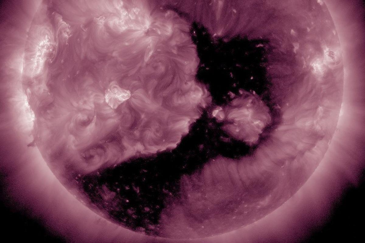 На Землю идёт мощный поток солнечного ветра: ученые прогнозируют магнитные бури