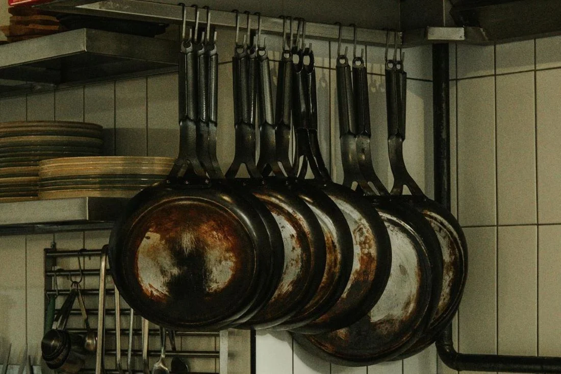 Нагар с кастрюль и сковородок исчезнет в мгновение ока без усилий и дорогих средств