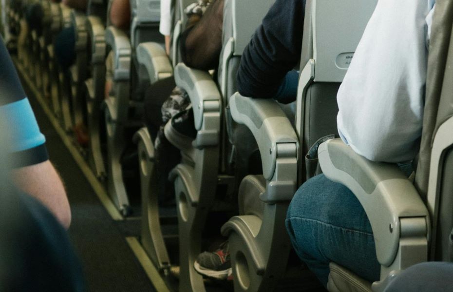 Назван предмет одежды, которого следует избегать во время полета на самолете