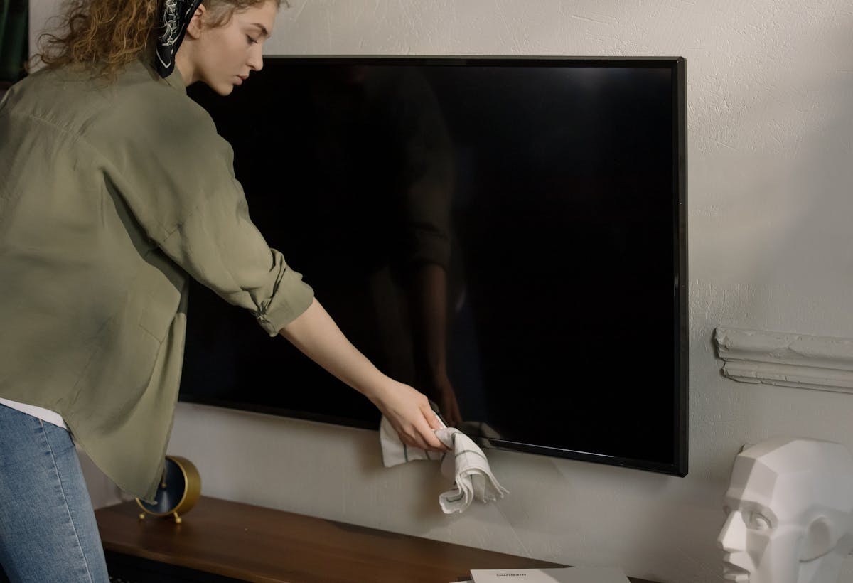 Не делайте этого! Эксперты предупреждают о распространённой ошибке при чистке экранов телевизоров