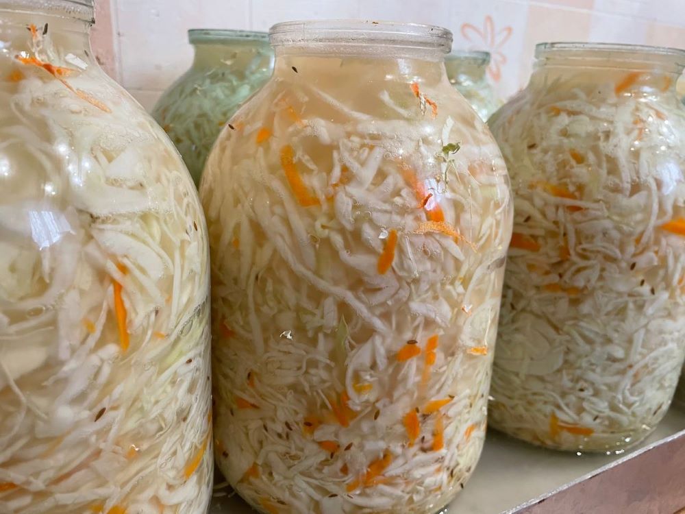 Нет, дело не в соли: вот настоящая причина, по которой квашеная капуста быстро портится