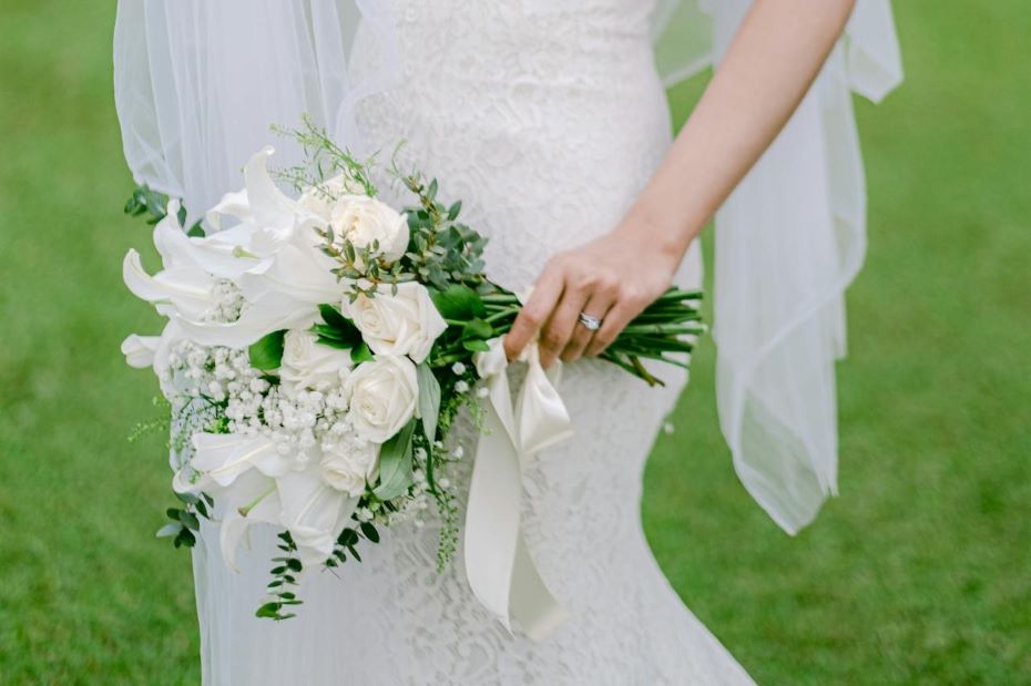 Невеста бросила на свадьбе букет в толпу подружек. Но все закончилось не так, как ожидалось