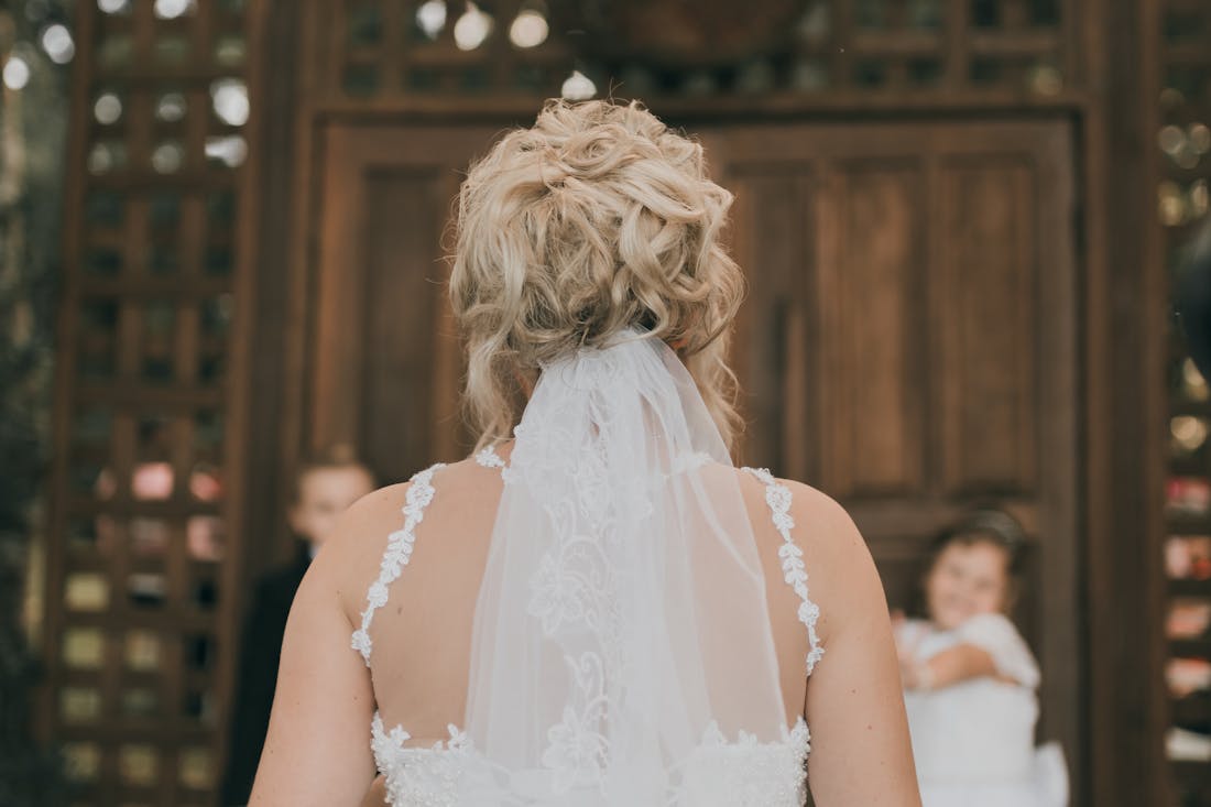 Невеста устроила скандал на свадьбе, узнав в гостье бывшую девушку жениха