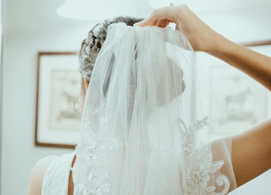 Невеста ждала жениха перед алтарем 3 часа, а потом один звонок изменил все