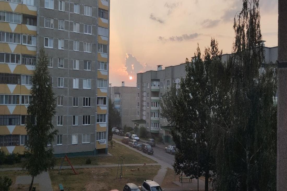 Огненное солнце и белая пелена тумана над Слонимом