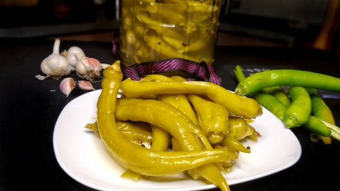 Острый перец по-турецки в бутылке — отличная закуска к мясу. Так вы точно не готовили!