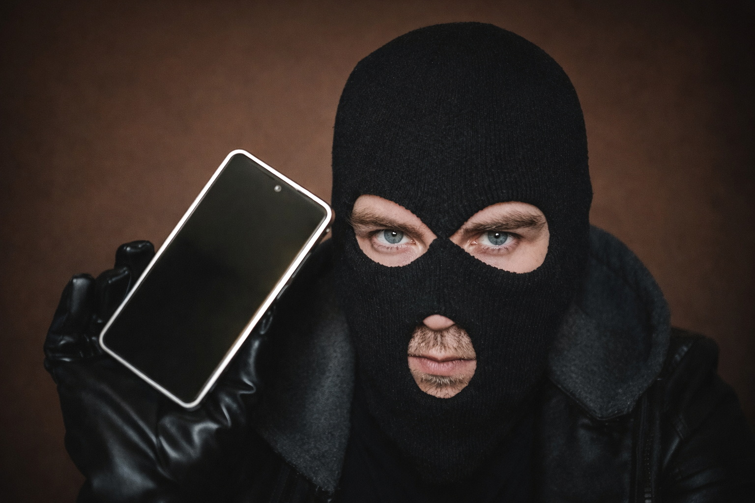 «Отправим родителей в тюрьму…»: в Минске мошенники запугали 11-летнего мальчика и забрали более 100 тысяч