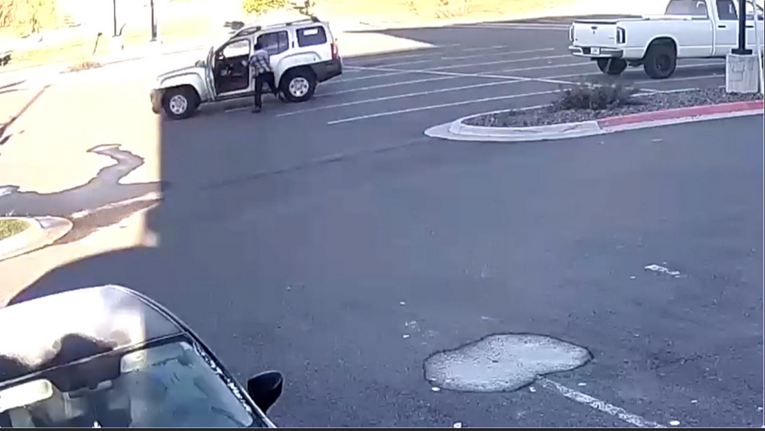 Парень на ходу запрыгнул в машину и спас потерявшего сознание водителя. Видео