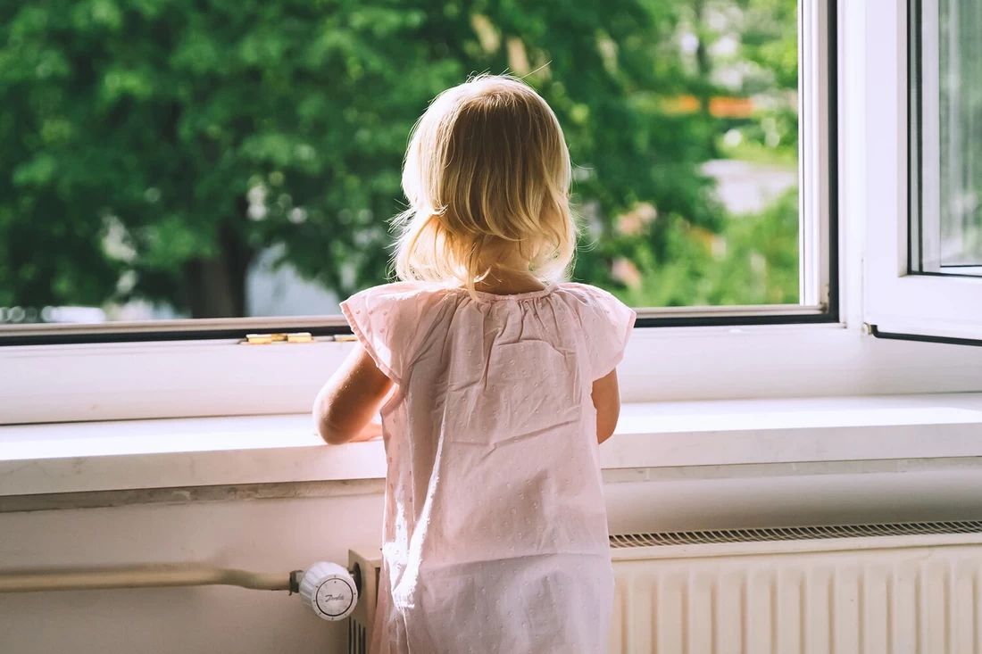 Первоклассница выпала из окна второго этажа в Пинске