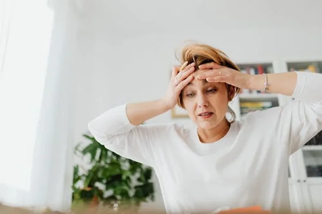 Почему мы прокручиваем мрачные мысли и что с этим делать, объяснили психологи