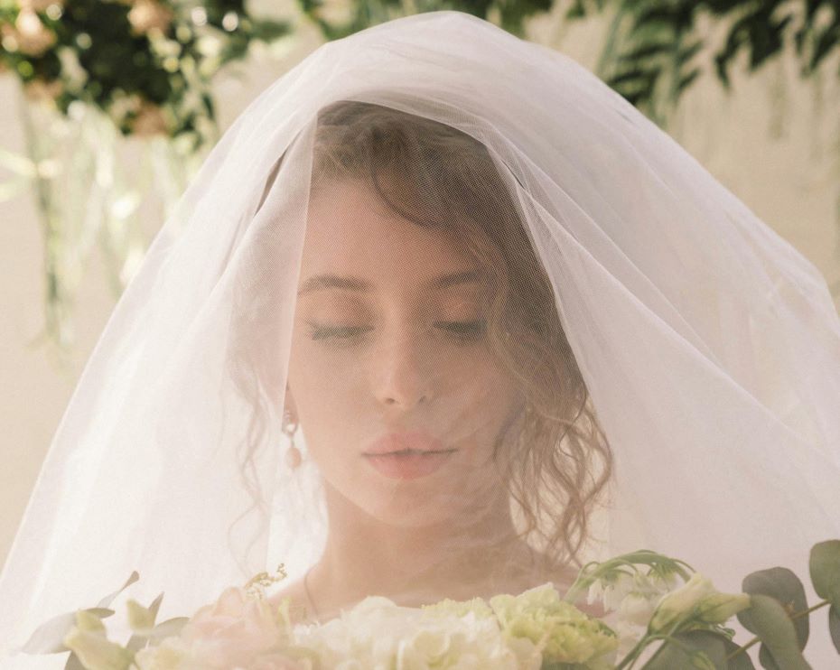 Почему невесты закрывают лицо фатой? Причина на самом деле жуткая
