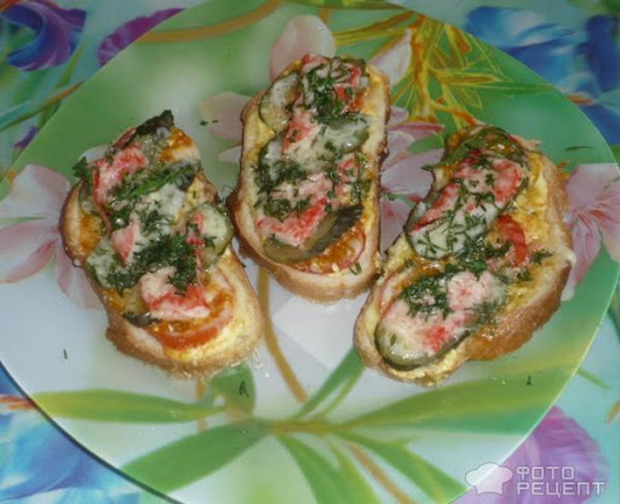 Пока закипает чайник, я готовлю горячие бутерброды с крабовыми палочками