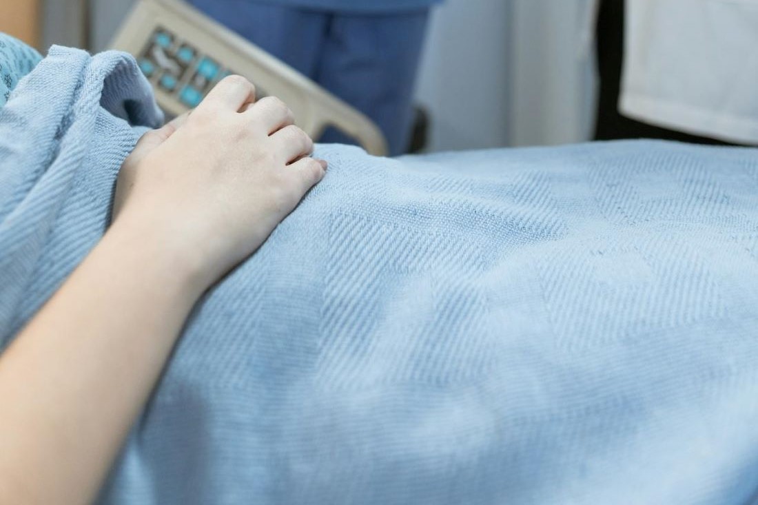 Пока женщина лежала в больнице, на нее оформили крупный кредит. Как так вышло?